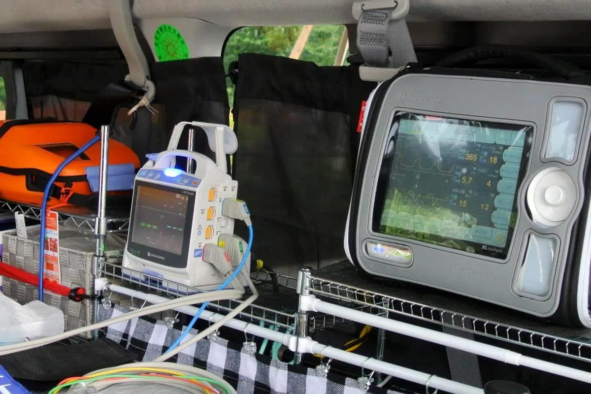 車内に設置された医療搬送器材